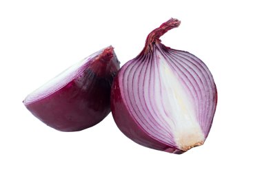 Dilimlenmiş kırmızı soğan beyaz arka planda izole edilmiş.