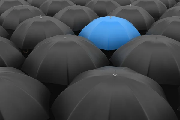 Muitos guarda-chuvas pretos. Um guarda-chuva único azul — Fotografia de Stock