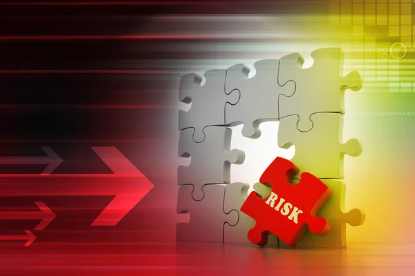 Финансовая концепция: риск на красной части головоломки — стоковое фото