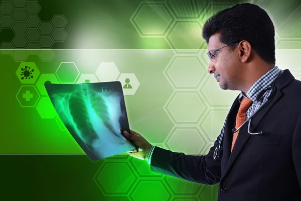 Médico varón mirando rayos X — Foto de Stock