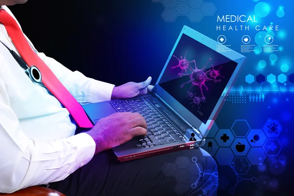 Doctor with laptop — Stock Photo, Image