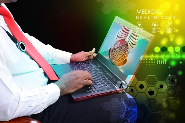 Médico con portátil — Foto de Stock