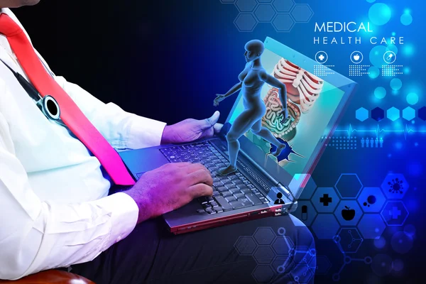 Médecin utilisant un ordinateur portable — Photo