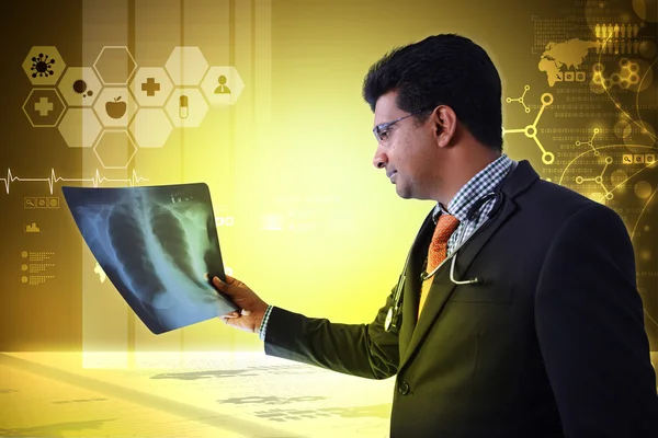 Doctor looking at x-ray — Stock Photo, Image