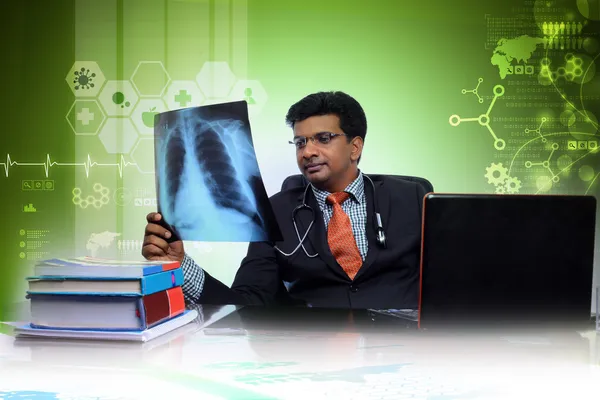 Doctor looking at x-ray — Stock Photo, Image
