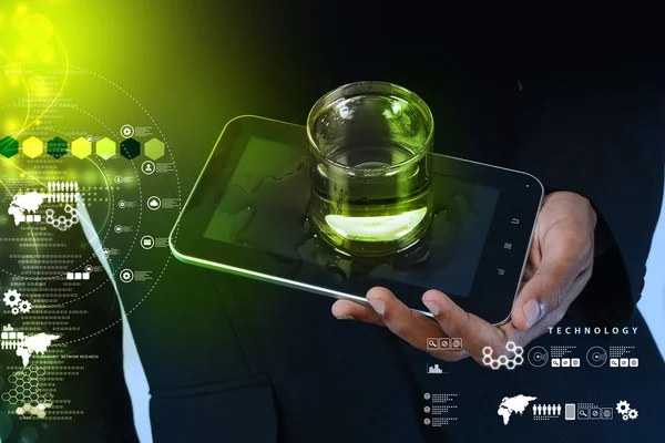 Glas vatten på digitala tablett — Stockfoto