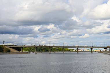 16 Ağustos 2015, Moskova Köprüsü, Cheboksary Körfezi üzerinde. Cheboksary 'de. Rusya.