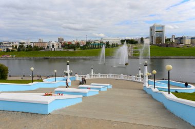 16 Ağustos 2015: Cheboksary seti kıyısındaki binalar. Cheboksary 'de. Rusya.