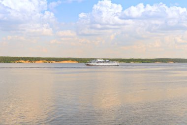 Güneşli bir yaz gününde Volga Nehri 'nden geçen bir yolcu gemisi.