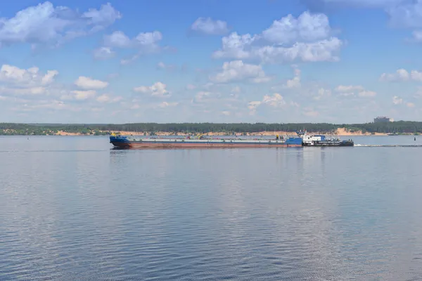 Egy Teherhajó Vitorlázik Volga Folyó Mentén Egy Napos Nyári Napon — Stock Fotó
