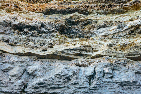 Неровная поверхность горы от желтого до синего