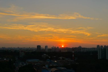 Batan güneşli şehrin akşam manzarası.