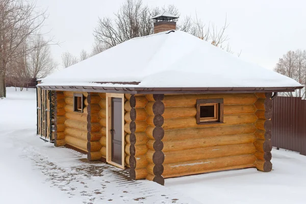 Ξύλινα Νέα Log Bathhouse Μια Συννεφιασμένη Ημέρα Του Χειμώνα Φωτογραφία Αρχείου