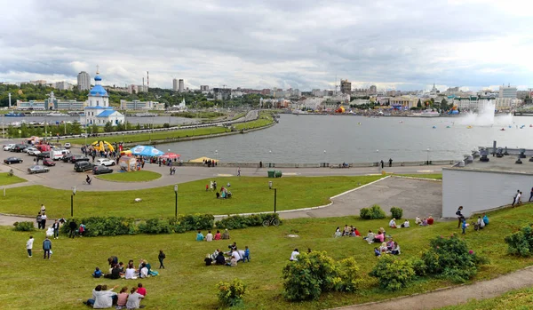 Agosto 2015 Gente Camina Celebración Del Día Ciudad Cheboksary Terraplén — Foto de Stock