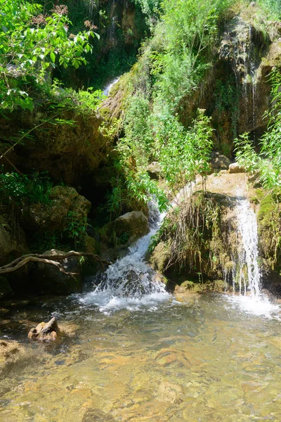 Windungsreicher Wasserfall Mit Grünen Berghängen — Stockfoto