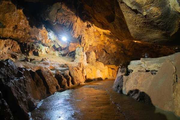İçi aydınlık kahverengi mağara duvarları