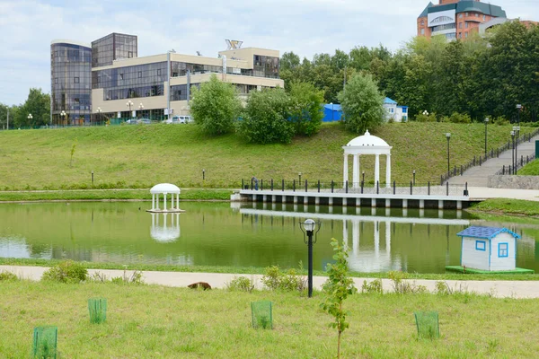 Julio 2019 Estanque Afanasievsky Con Hermosos Edificios Una Plataforma Observación — Foto de Stock