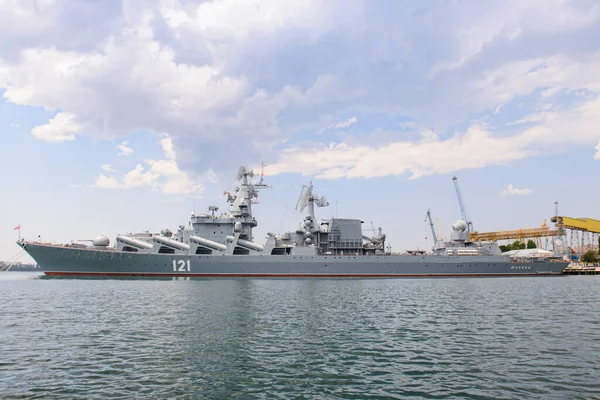 11 Temmuz 2021: Rus Karadeniz Filosu 'nun amiral gemisi, Moskova füze kruvazörü, limanda. Karadeniz. Rusya.