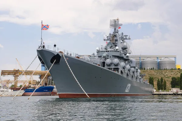 11 Temmuz 2021: Rus Karadeniz Filosu 'nun amiral gemisi, Moskova füze kruvazörü, limanda. Karadeniz. Rusya.