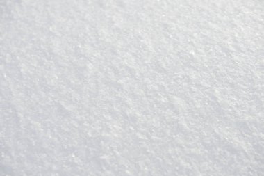 Kış günü kabarık bir kar yağışı yüzeyi