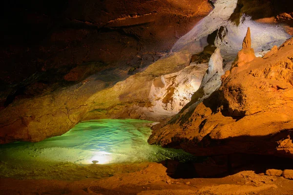 Une Grotte Aux Murs Rouges Lac Souterrain — Photo