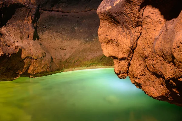 Eine Höhle Mit Roten Wänden Und Einem Unterirdischen See — Stockfoto