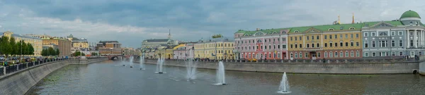 Panoramiczny Widok Fontann Kanału Wodootvodny Nabrzeża Sadovnicheskaya Moskwa Zdjęcie — Zdjęcie stockowe