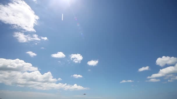 Lądowanie samolotu nad morzem na lotnisku wyspy phuket. Tajlandia — Wideo stockowe