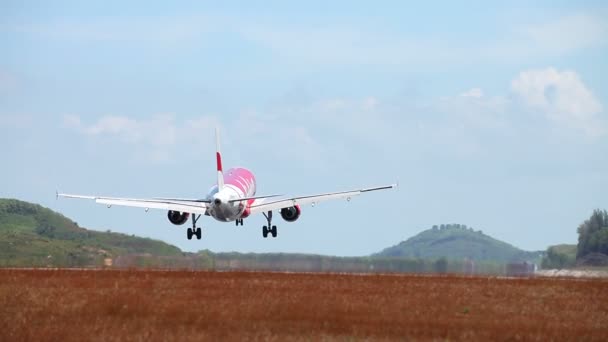 Landing op de start-en landingsbaan luchthaven van phuket eiland. Thailand — Stockvideo