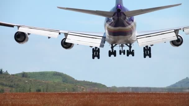 Aterrizando en el aeropuerto de Phuket. Tailandia — Vídeo de stock