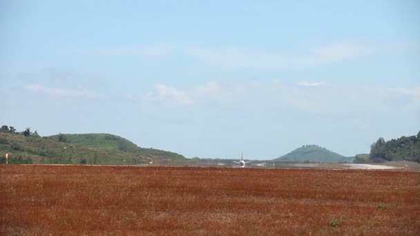 Opstijgen vanaf de luchthaven van phuket eiland. Thailand — Stockvideo