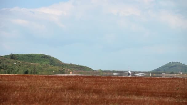 푸 켓 섬의 공항에서 이륙입니다. 태국 — 비디오