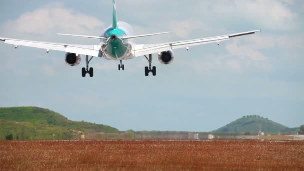 Landing op de start-en landingsbaan luchthaven van phuket eiland. Thailand — Stockvideo
