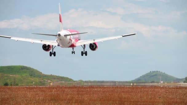 Aterragem na pista do aeroporto de Phuket Island. Tailândia — Vídeo de Stock