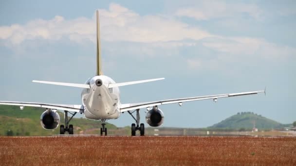 Start vom Flughafen der Insel Phuket. Thailand — Stockvideo