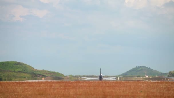 Starten från flygplatsen i phuket island. Thailand — Stockvideo