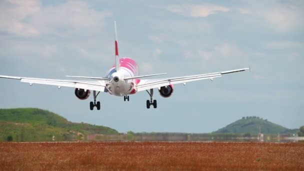 Leszállás a repülőtéri kifutópályára, phuket szigetén. Thaiföld — Stock videók