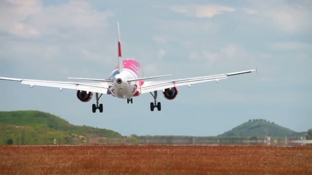 Landning på flygplatsens landningsbana av ön phuket. Thailand — Stockvideo