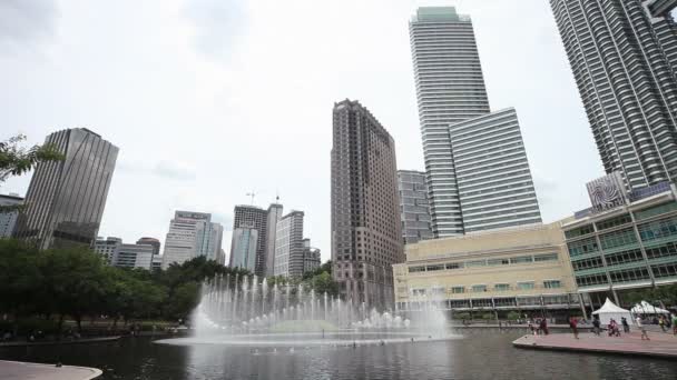 Fontein in het Maleisische hoofdstad kuala lumpur — Stockvideo