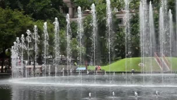 Brunnen in der malaysischen Hauptstadt Kuala Lumpur — Stockvideo