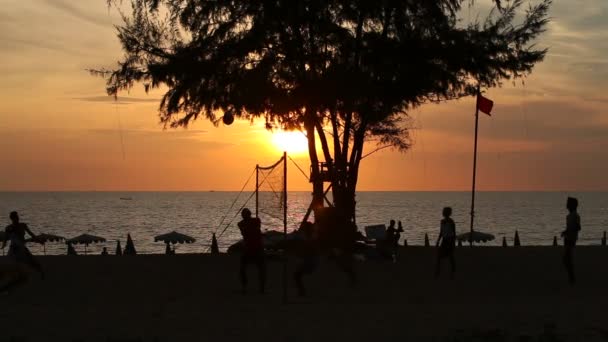 Volleyboll på stranden på kvällen — Stockvideo