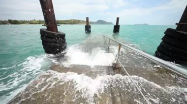 iskeleye dalgalar sörf