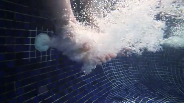 Underwater massage feet in the pool — Stock Video