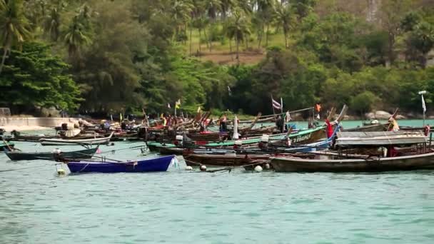 Asian fishing boats standing by the shore — Stock Video