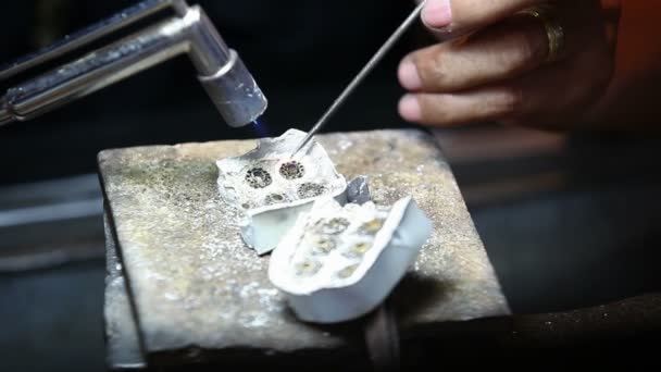 Goldsmith sedang bekerja. Thailand — Stok Video