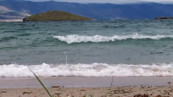 HD. Серф хвиль на озері перед дощем — стокове відео