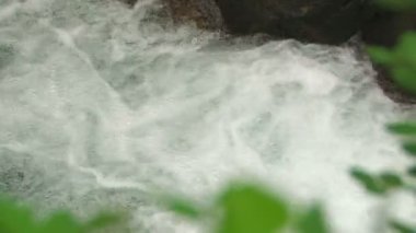 HD. şelale dağ swift Nehri üzerinde