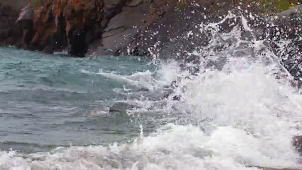 HD. Olas durante una tormenta rompen alrededor de rocas — Vídeos de Stock