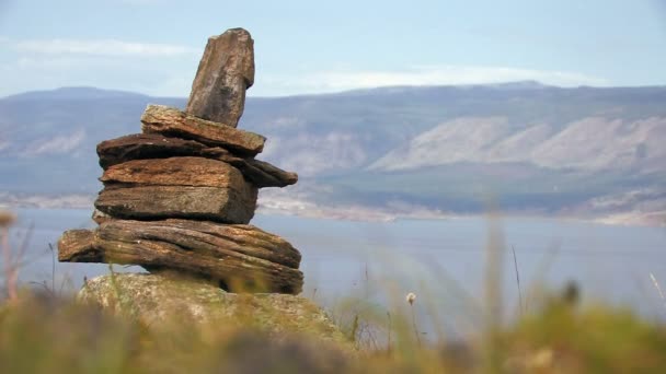 HD. steen baken van sjamanen op kust berg — Stockvideo