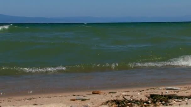 HD. pintoresco lago azul costa rocosa — Vídeos de Stock